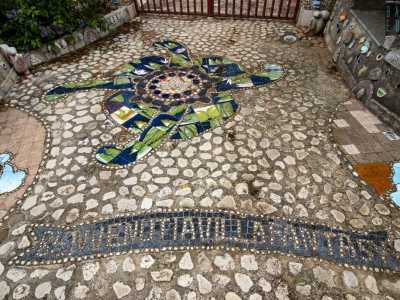 Volgiamo poi lo sguardo verso il basso accorgendoci di aver posato i piedi su un mosaico di piastrelle che formano la scritta �Benvenuti a Villa Fantasy�